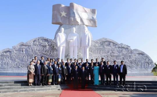 Lao and Vietnamese PMs lay wreaths at Lao-Vietnam Friendship Park